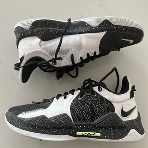 Nike Basketball Shoe. Men’s size 8.5